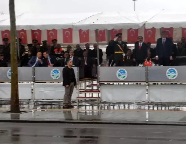 MHP'li Vekil, AK Parti İl Başkanı'nın Protokolde Ön Sırada Oturmasına Tepki Göstererek Alanı Terk... MHP'li Vekil, AK Parti İl Başkanı'nın Protokolde Ön Sırada Oturmasına Tepki Göstererek Alanı Terk...
