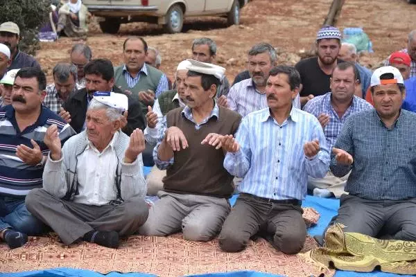 Dalaman'da Yağmur Duası Sırasında Sevindiren Yağış Dalaman'da Yağmur Duası Sırasında Sevindiren Yağış