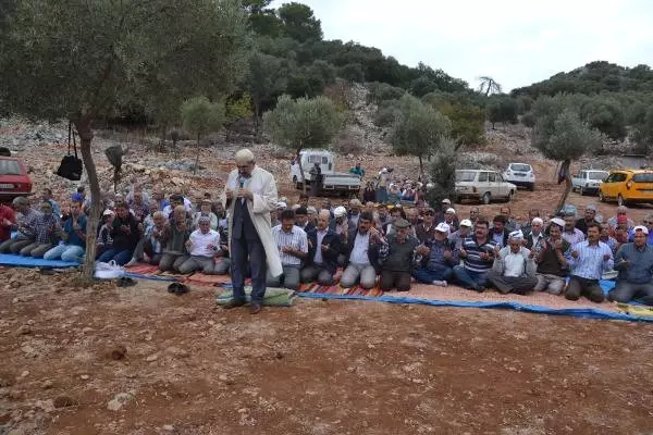 Dalaman'da Yağmur Duası Sırasında Sevindiren Yağış Dalaman'da Yağmur Duası Sırasında Sevindiren Yağış
