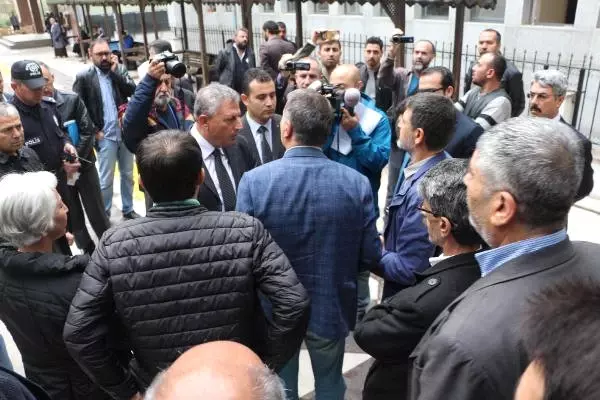 Gaziantep'te HDP'liler ile Polis Arasında Gerginlik Gaziantep'te HDP'liler ile Polis Arasında Gerginlik