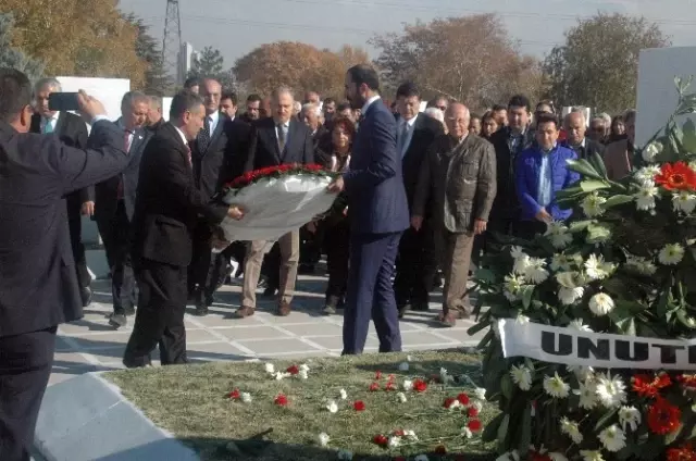 Bülent Ecevit, Ölümünün 10. Yılında Mezarı Başında Anıldı Bülent Ecevit, Ölümünün 10. Yılında Mezarı Başında Anıldı