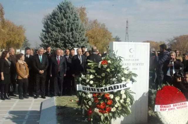 Bülent Ecevit, Ölümünün 10. Yılında Mezarı Başında Anıldı Bülent Ecevit, Ölümünün 10. Yılında Mezarı Başında Anıldı