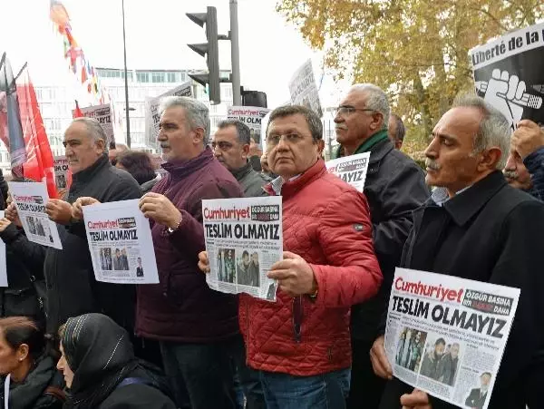 CHP Üyelerinden Cumhuriyet Gazetesine Dayanışma Gösterisi Yapıldı CHP Üyelerinden Cumhuriyet Gazetesine Dayanışma Gösterisi Yapıldı
