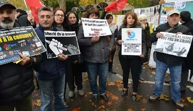 CHP Üyelerinden Cumhuriyet Gazetesine Dayanışma Gösterisi Yapıldı CHP Üyelerinden Cumhuriyet Gazetesine Dayanışma Gösterisi Yapıldı
