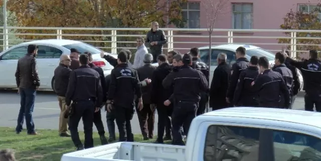 Hdp Kocaeli İl Başkanı Adliyeye Sevk Edildi Hdp Kocaeli İl Başkanı Adliyeye Sevk Edildi