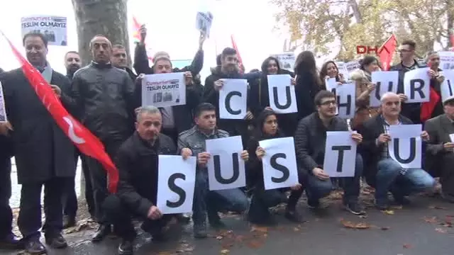 Strasburg'da CHP Üyelerinden Cumhuriyet Gazetesine Destek Eylemi Strasburg'da CHP Üyelerinden Cumhuriyet Gazetesine Destek Eylemi
