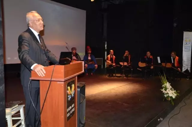 Kuşadası'nda 'Zeybekler' Fotoğraf Sergisi Açıldı Kuşadası'nda 'Zeybekler' Fotoğraf Sergisi Açıldı