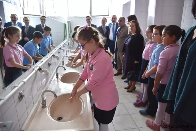 Binlerce Öğrenci Aynı Anda Ellerini Yıkadı Binlerce Öğrenci Aynı Anda Ellerini Yıkadı