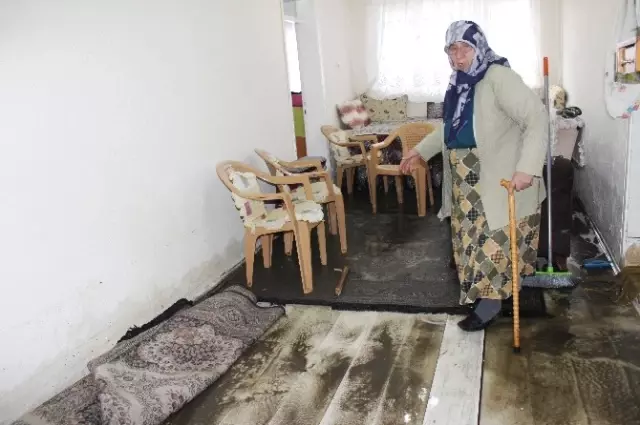 Denizli�de Evleri Kanalizasyon Suyu Bastı Haberler
