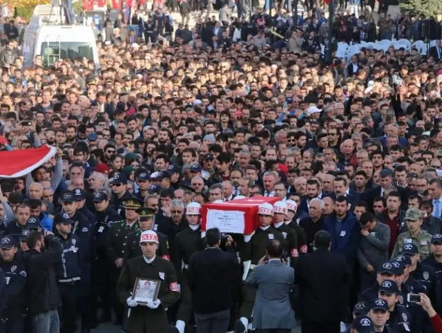 Şehit Sözleşmeli Er Çakır Gözyaşları İçerisinde Son Yolculuğuna Uğurlandı Şehit Sözleşmeli Er Çakır Gözyaşları İçerisinde Son Yolculuğuna Uğurlandı