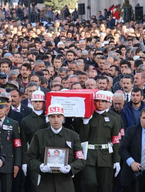 Şehit Sözleşmeli Er Çakır Gözyaşları İçerisinde Son Yolculuğuna Uğurlandı Şehit Sözleşmeli Er Çakır Gözyaşları İçerisinde Son Yolculuğuna Uğurlandı