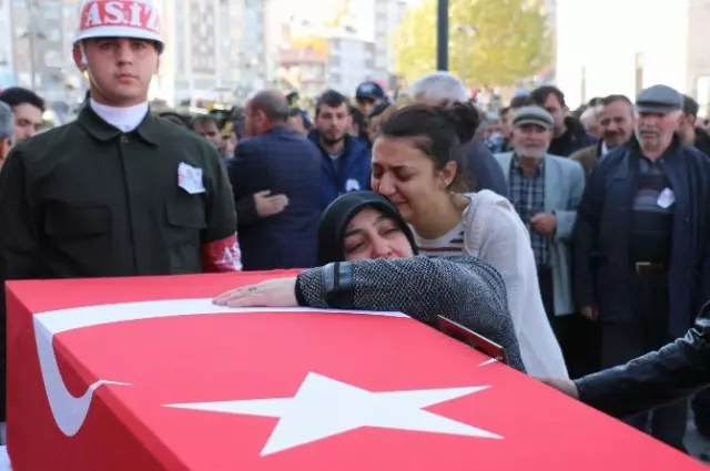 Şehit Sözleşmeli Er Çakır Gözyaşları İçerisinde Son Yolculuğuna Uğurlandı Şehit Sözleşmeli Er Çakır Gözyaşları İçerisinde Son Yolculuğuna Uğurlandı