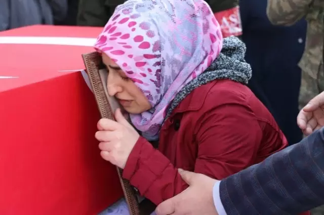 Şehit Sözleşmeli Er Çakır Gözyaşları İçerisinde Son Yolculuğuna Uğurlandı Şehit Sözleşmeli Er Çakır Gözyaşları İçerisinde Son Yolculuğuna Uğurlandı