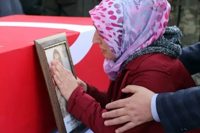 Şehit Sözleşmeli Er Çakır Gözyaşları İçerisinde Son Yolculuğuna Uğurlandı Şehit Sözleşmeli Er Çakır Gözyaşları İçerisinde Son Yolculuğuna Uğurlandı