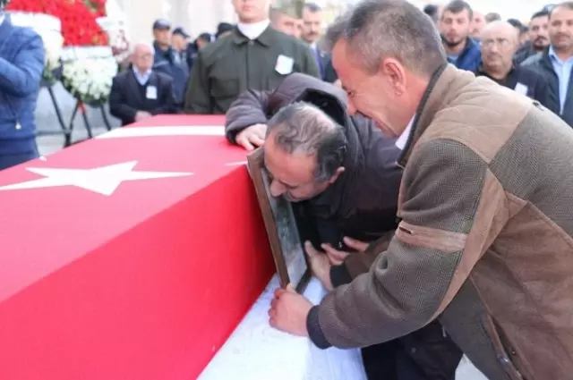 Şehit Sözleşmeli Er Çakır Gözyaşları İçerisinde Son Yolculuğuna Uğurlandı Şehit Sözleşmeli Er Çakır Gözyaşları İçerisinde Son Yolculuğuna Uğurlandı