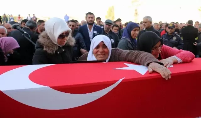 Şehit Sözleşmeli Er Çakır Gözyaşları İçerisinde Son Yolculuğuna Uğurlandı Şehit Sözleşmeli Er Çakır Gözyaşları İçerisinde Son Yolculuğuna Uğurlandı