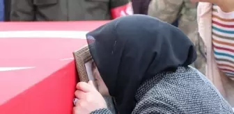 Nurullah Çakır: Şehit Sözleşmeli Er Çakır Gözyaşları İçerisinde Son Yolculuğuna Uğurlandı Nurullah Çakır: Şehit Sözleşmeli Er Çakır Gözyaşları İçerisinde Son Yolculuğuna Uğurlandı