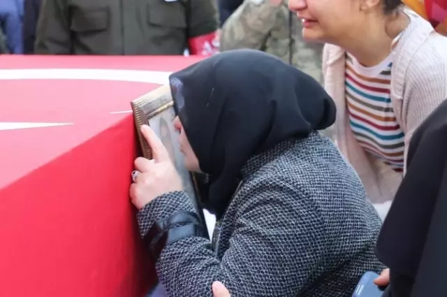 Şehit Sözleşmeli Er Çakır Gözyaşları İçerisinde Son Yolculuğuna Uğurlandı Şehit Sözleşmeli Er Çakır Gözyaşları İçerisinde Son Yolculuğuna Uğurlandı