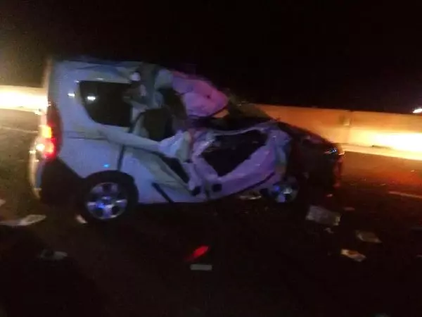 Tır'a Çarpan Hafif Ticari Araçtaki 2 Kişi Öldü