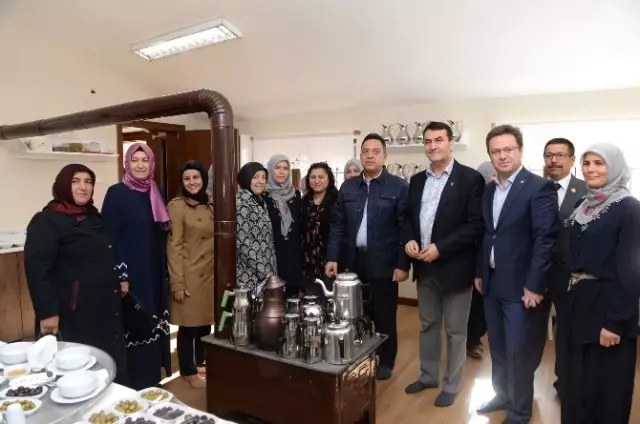 Turistler Köy Sofrasında Kahvaltı Yapacak Turistler Köy Sofrasında Kahvaltı Yapacak