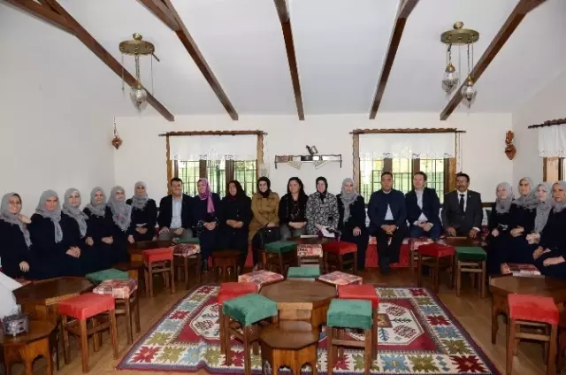 Turistler Köy Sofrasında Kahvaltı Yapacak Turistler Köy Sofrasında Kahvaltı Yapacak