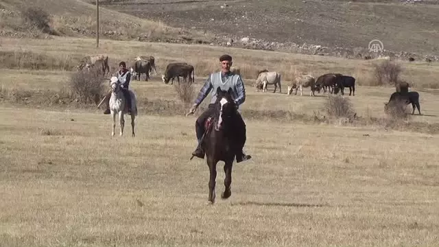 Cirit Sevgisi' Köy Halkını Sahaya Indirdi Cirit Sevgisi' Köy Halkını Sahaya Indirdi