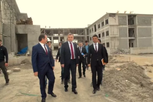 Kaymakam Sarı'dan Okul İnşaatı Denetimi Kaymakam Sarı'dan Okul İnşaatı Denetimi