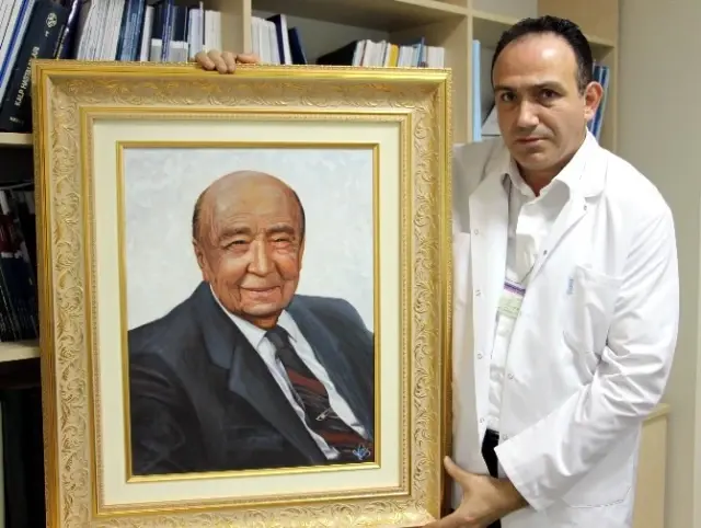 3 Dil Bilen Ressam Temizlik Görevlisi Olarak Çalışıyor 3 Dil Bilen Ressam Temizlik Görevlisi Olarak Çalışıyor