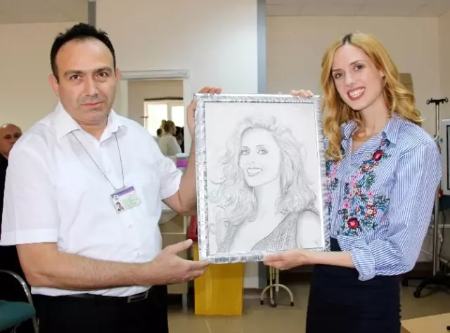 3 Dil Bilen Ressam Temizlik Görevlisi Olarak Çalışıyor 3 Dil Bilen Ressam Temizlik Görevlisi Olarak Çalışıyor