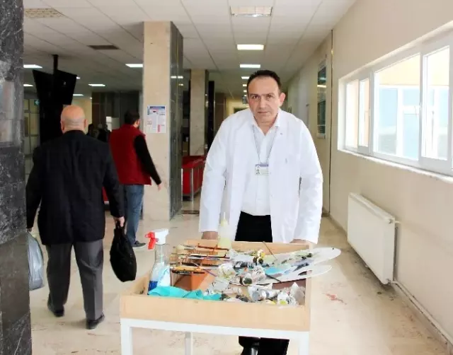 3 Dil Bilen Ressam Temizlik Görevlisi Olarak Çalışıyor 3 Dil Bilen Ressam Temizlik Görevlisi Olarak Çalışıyor