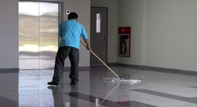 3 Dil Bilen Ressam Temizlik Görevlisi Olarak Çalışıyor 3 Dil Bilen Ressam Temizlik Görevlisi Olarak Çalışıyor