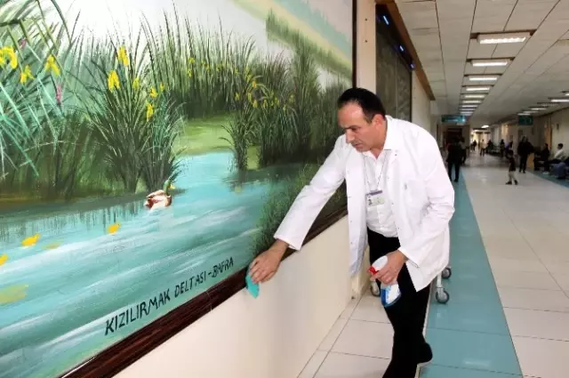 3 Dil Bilen Ressam Temizlik Görevlisi Olarak Çalışıyor 3 Dil Bilen Ressam Temizlik Görevlisi Olarak Çalışıyor