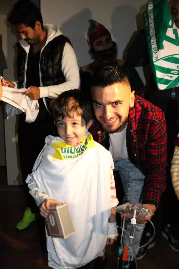 Bursasporlu Futbolculardan Hasta Çocuklara Jest Haberler
