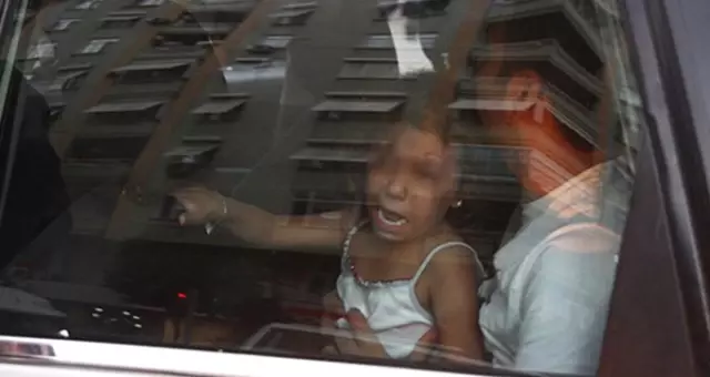 Adanasporlu Taraftarlar, İçinde Kız Çocuğu Bulunan Bir Otomobili Taşladı Adanasporlu Taraftarlar, İçinde Kız Çocuğu Bulunan Bir Otomobili Taşladı