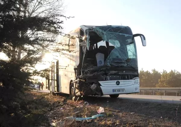Eskişehir'de Yolcu Otobüsü Kamyonla Çarpıştı: 13 Yaralı