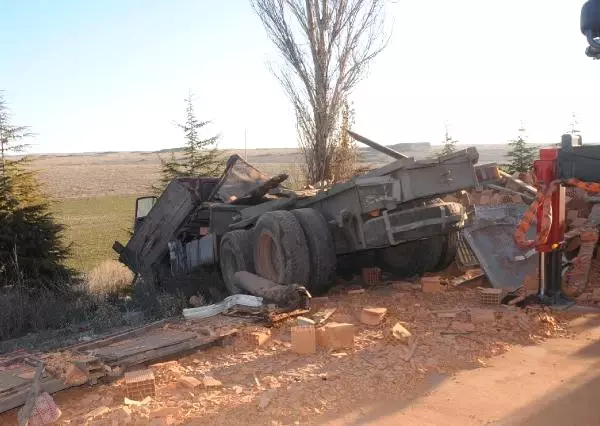Eskişehir'de Yolcu Otobüsü Kamyonla Çarpıştı: 13 Yaralı