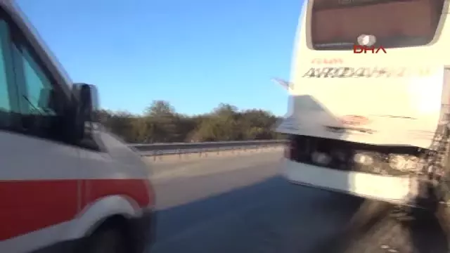 Eskişehir'de Yolcu Otobüsü Kamyonla Çarpıştı: 13 Yaralı