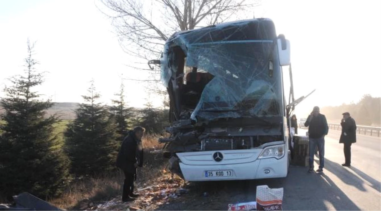 Eskişehir'de Yolcu Otobüsü Kamyonla Çarpıştı: 13 Yaralı