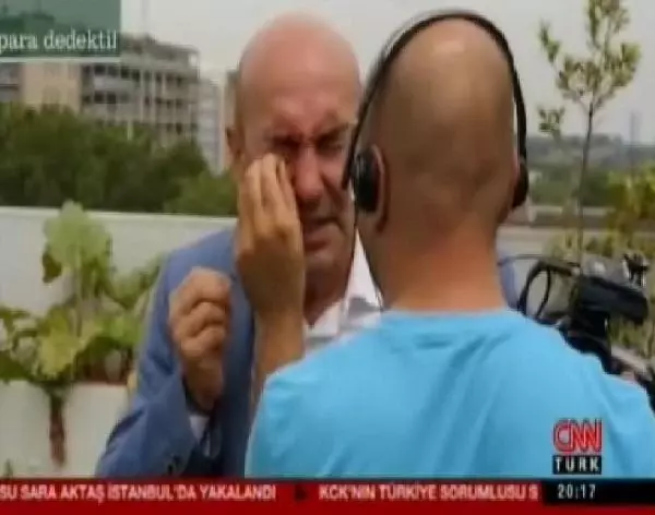 Belediye Başkanı Arıları Överken Gözünden Arı Soktu Belediye Başkanı Arıları Överken Gözünden Arı Soktu