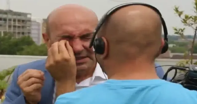 Belediye Başkanı Arıları Överken Gözünden Arı Soktu Belediye Başkanı Arıları Överken Gözünden Arı Soktu