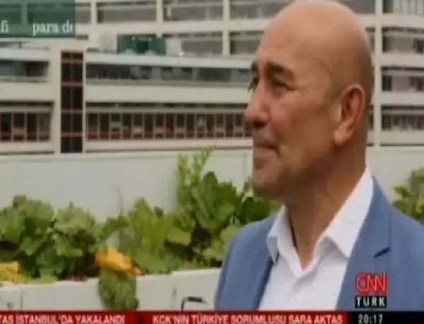 Belediye Başkanı Arıları Överken Gözünden Arı Soktu Belediye Başkanı Arıları Överken Gözünden Arı Soktu