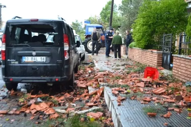 Ayvalık'ta Hortum Ağaçları Devirdi, Çatıları Uçurdu Ayvalık'ta Hortum Ağaçları Devirdi, Çatıları Uçurdu