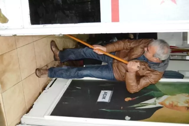 Ayvalık'ta Hortum Ağaçları Devirdi, Çatıları Uçurdu Ayvalık'ta Hortum Ağaçları Devirdi, Çatıları Uçurdu
