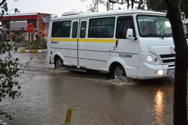 Ayvalık'ta Hortum Ağaçları Devirdi, Çatıları Uçurdu Ayvalık'ta Hortum Ağaçları Devirdi, Çatıları Uçurdu