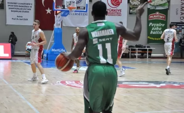 Basketbolcuların Üzerine Düştüğü Başhakem Sakatlandı Basketbolcuların Üzerine Düştüğü Başhakem Sakatlandı