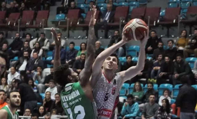 Basketbolcuların Üzerine Düştüğü Başhakem Sakatlandı Basketbolcuların Üzerine Düştüğü Başhakem Sakatlandı