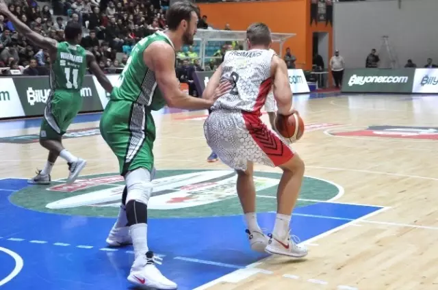 Basketbolcuların Üzerine Düştüğü Başhakem Sakatlandı Basketbolcuların Üzerine Düştüğü Başhakem Sakatlandı
