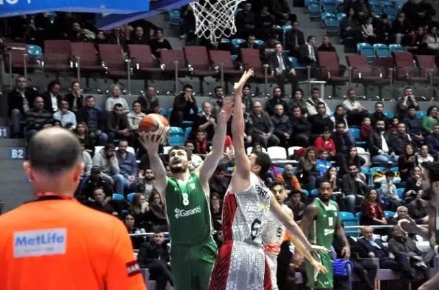 Basketbolcuların Üzerine Düştüğü Başhakem Sakatlandı Basketbolcuların Üzerine Düştüğü Başhakem Sakatlandı