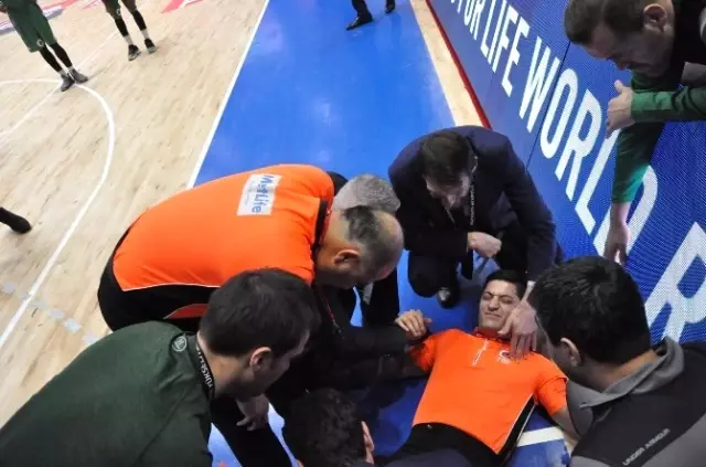 Basketbolcuların Üzerine Düştüğü Başhakem Sakatlandı Basketbolcuların Üzerine Düştüğü Başhakem Sakatlandı