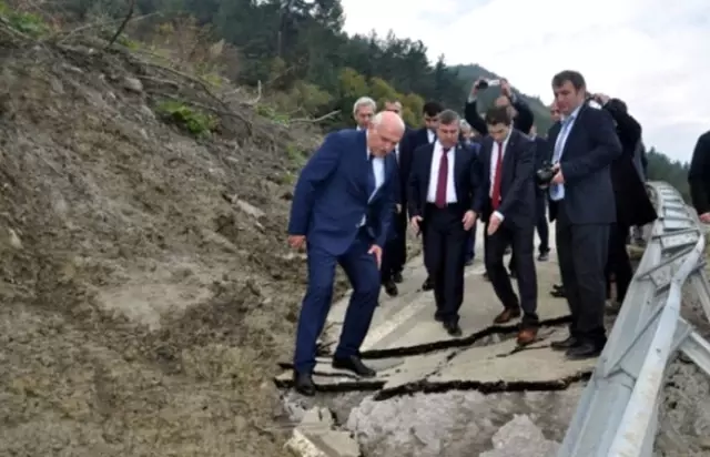 Sinop'ta Yolları Yaran Heyelandan Korkutan Haber: Durum Çok Ciddi Sinop'ta Yolları Yaran Heyelandan Korkutan Haber: Durum Çok Ciddi